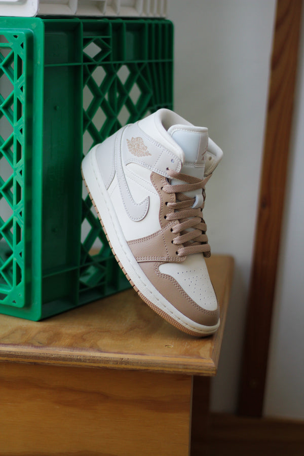 W AIR JORDAN 1 MID "PALE IVORY/LT OREWOOD BRN-HEMP-SAIL"