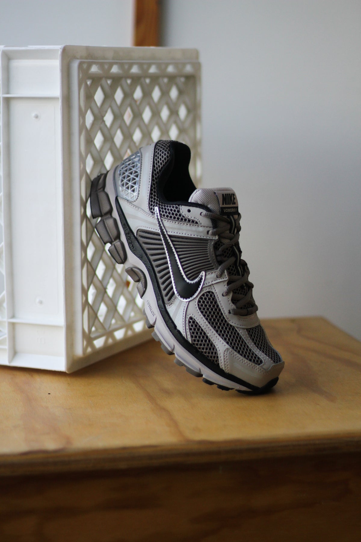 ◆正規品◆NIKE ZOOM VOMERO 5 COLLEGE GREY CAVE STONE◆関税込 MENS NIKE ZOOM VOMERO 5 (COLLEGE GREY/BLACK/CAVE STONE)