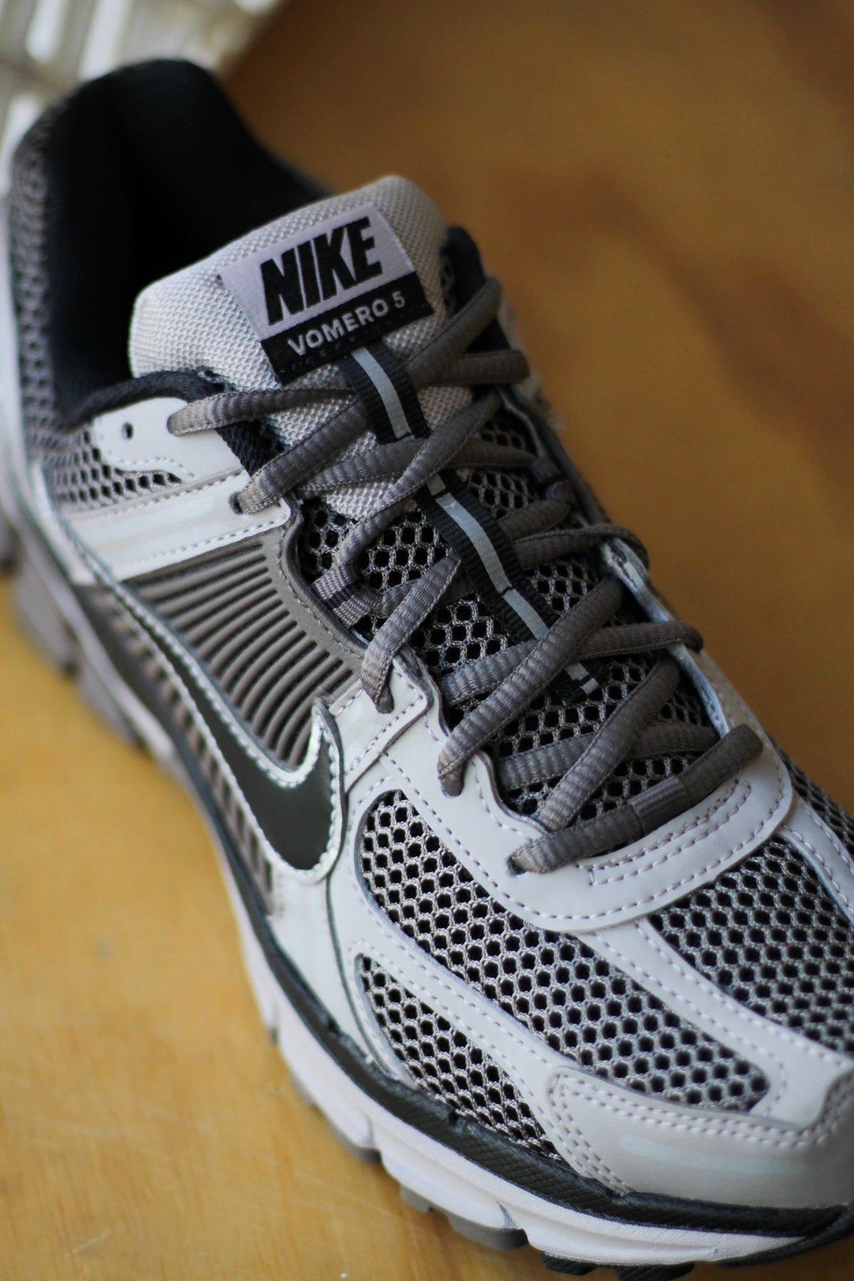 ◆Nike◆ Zoom Vomero 5 M College Gray Cave Stone llic Si IMG_2359-2_1200x.jpg?v=1751554669