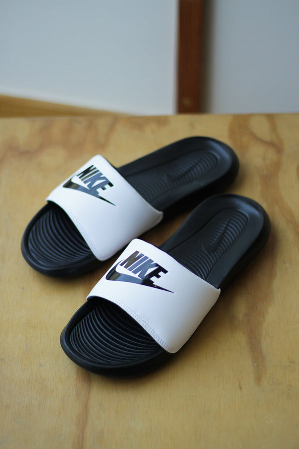 NIKE VICTORI ONE SLIDE "BLACK/BLACK-WHITE"