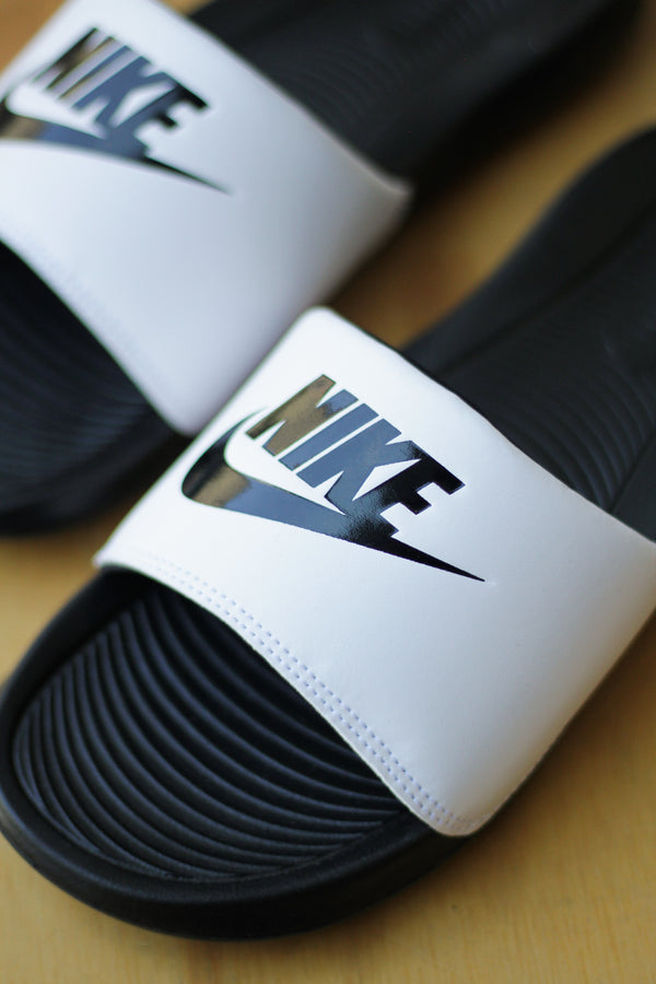 NIKE VICTORI ONE SLIDE "BLACK/BLACK-WHITE"