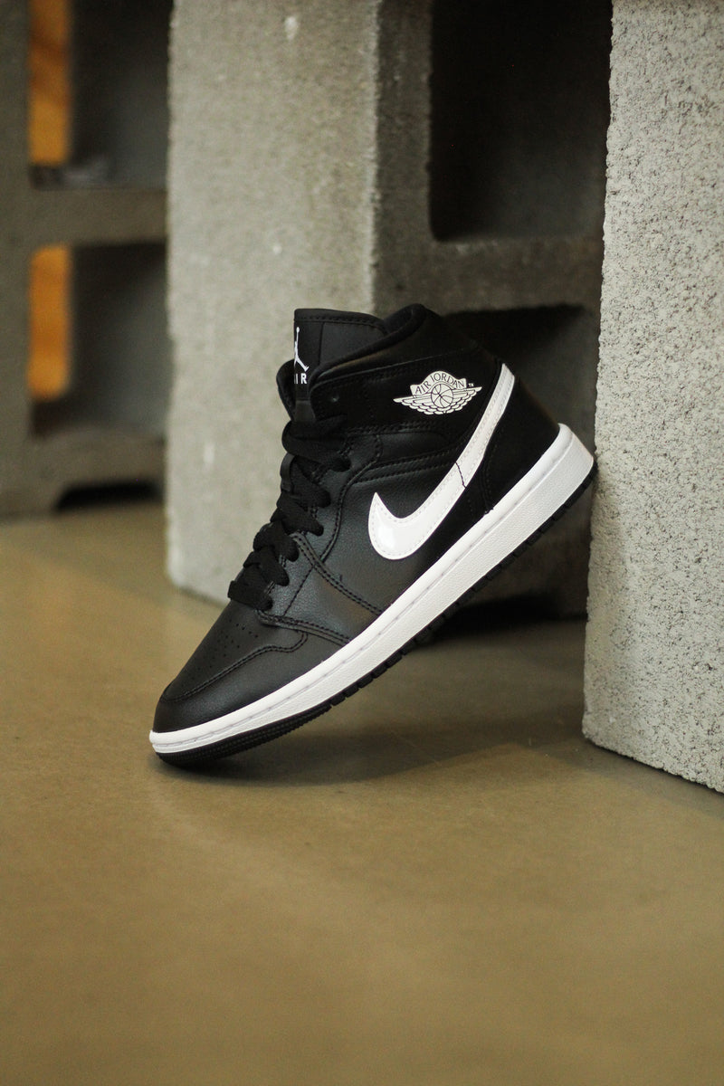 W AIR JORDAN 1 MID "BLACK/WHITE"