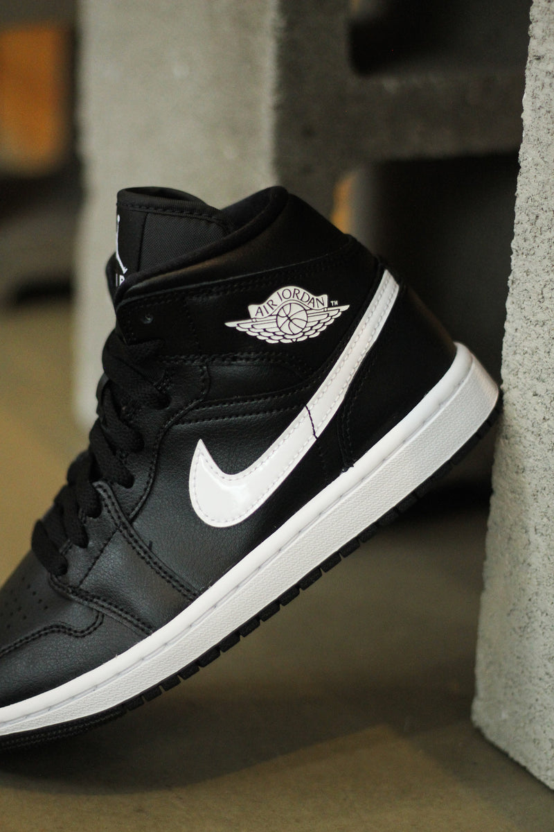 W AIR JORDAN 1 MID "BLACK/WHITE"