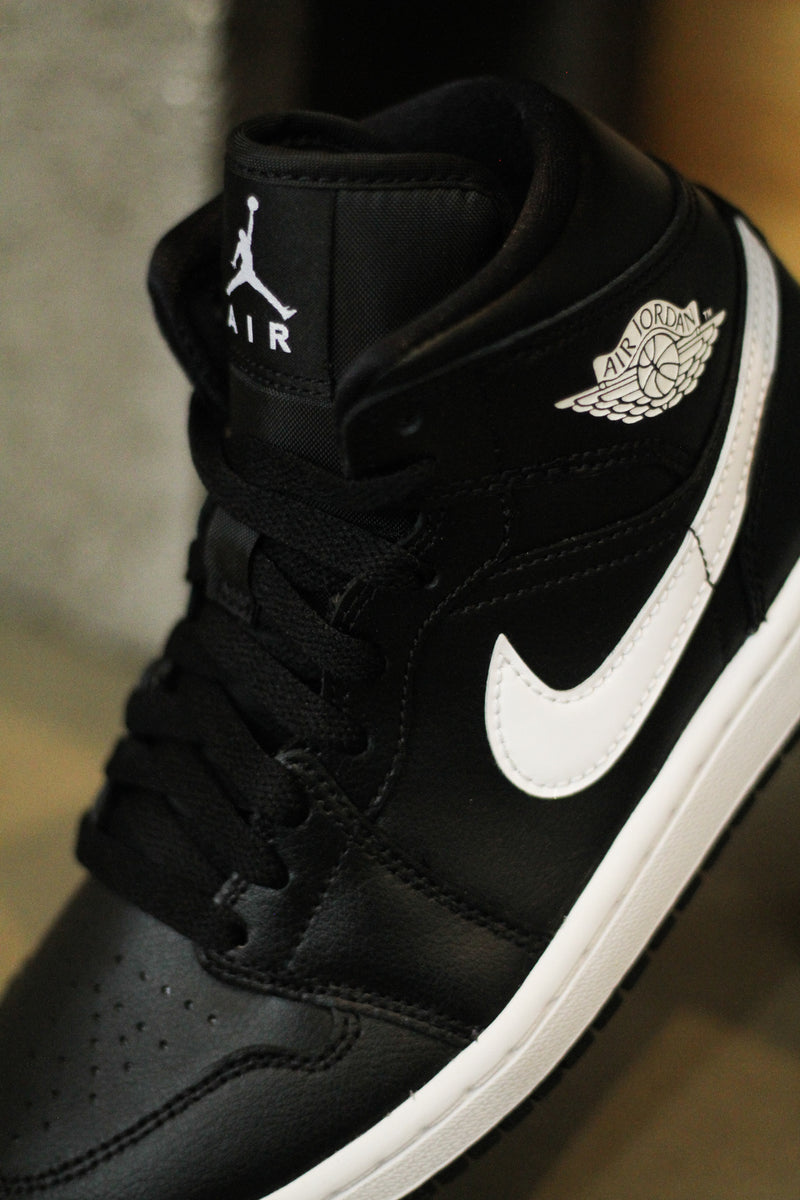 W AIR JORDAN 1 MID "BLACK/WHITE"
