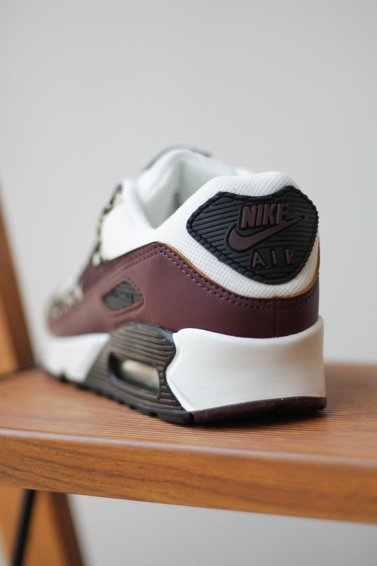 国内配送 NIKE W AIR MAX 90 SAIL/BURGUNDY CRUSH-VELVET BROWN Women's Nike Air Max 90 xld – Oneness Boutique