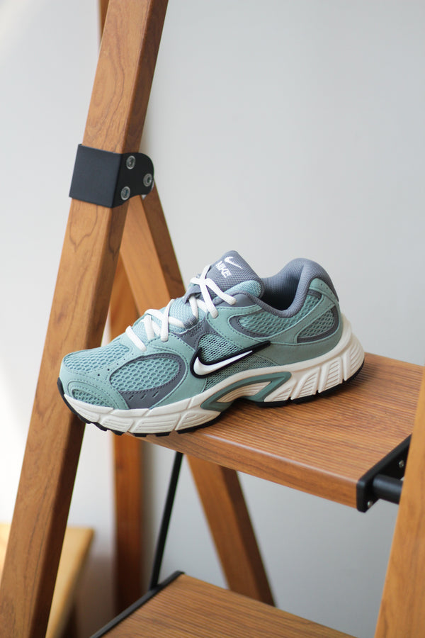 W NIKE V5 RNR "CANNON/PALE IVORY-COOL GREY-BLACK"