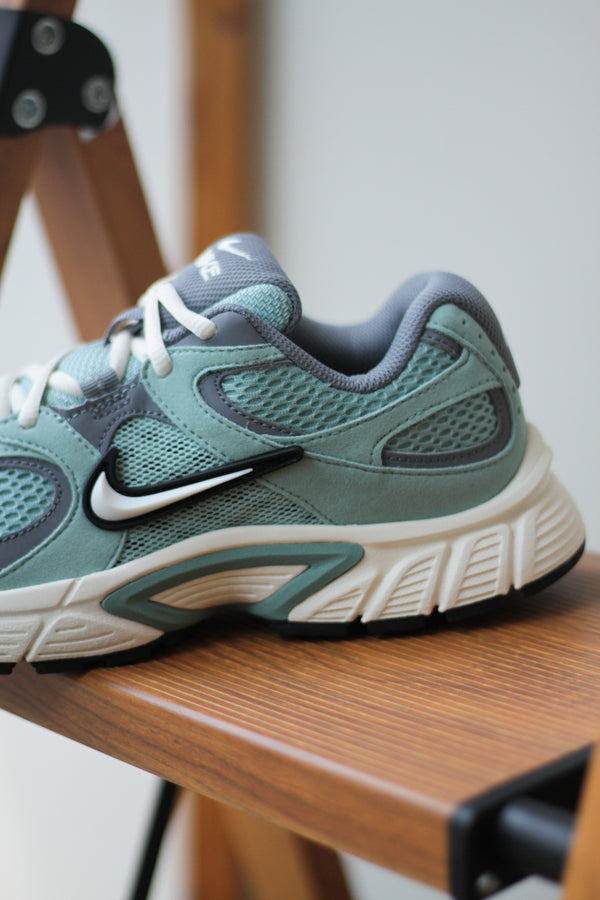 W NIKE V5 RNR "CANNON/PALE IVORY-COOL GREY-BLACK"
