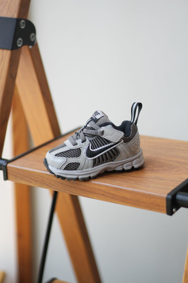 NIKE VOMERO 5 (TD) "COLLEGE GREY/BLACK-CAVE STONE"