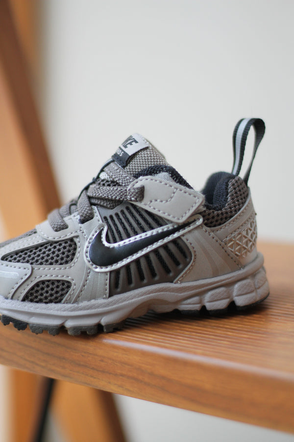 NIKE VOMERO 5 (TD) "COLLEGE GREY/BLACK-CAVE STONE"