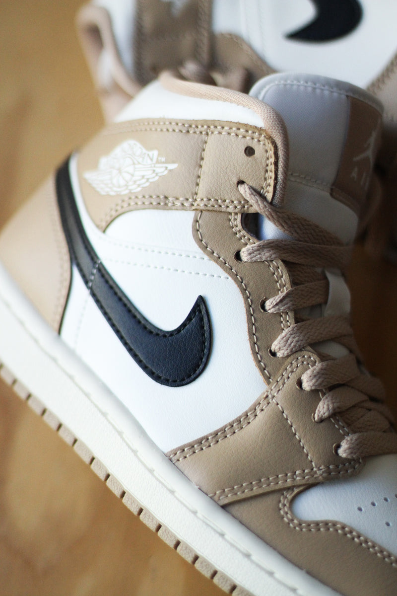 W AIR JORDAN 1 MID "SAIL"