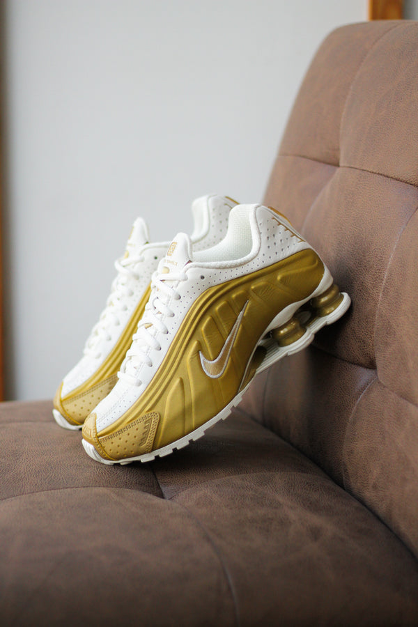 W NIKE SHOX R4 "SOFT PEARL/METALLIC GOLD"