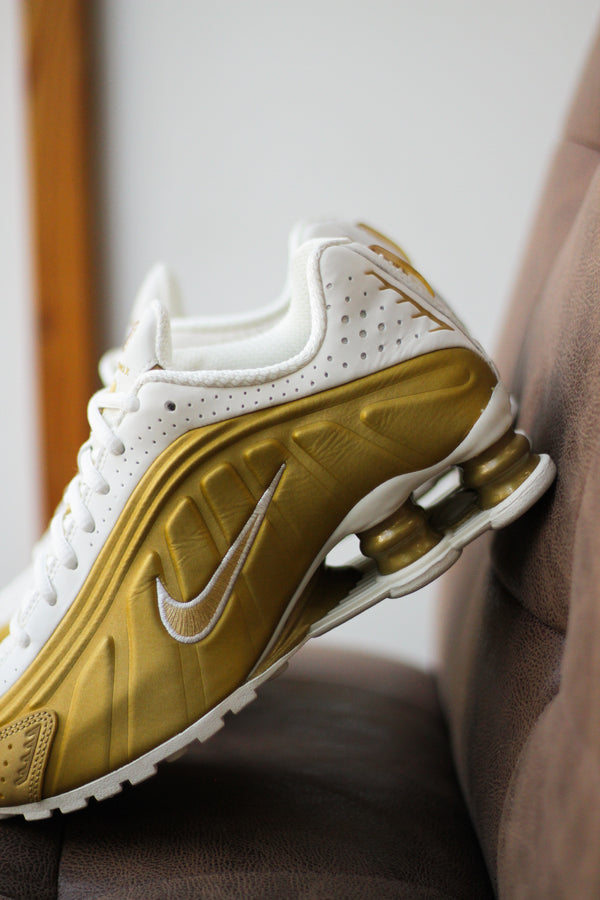 W NIKE SHOX R4 "SOFT PEARL/METALLIC GOLD"