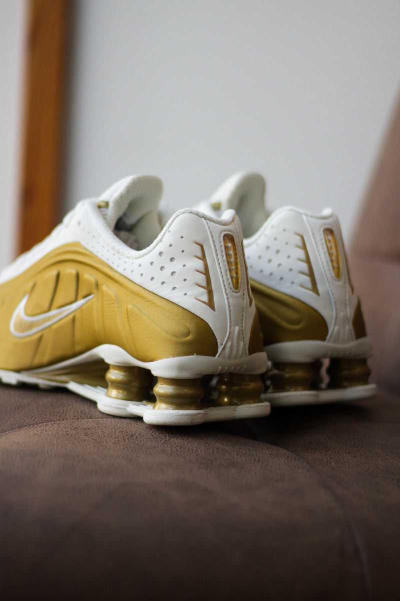 W NIKE SHOX R4 "SOFT PEARL/METALLIC GOLD"