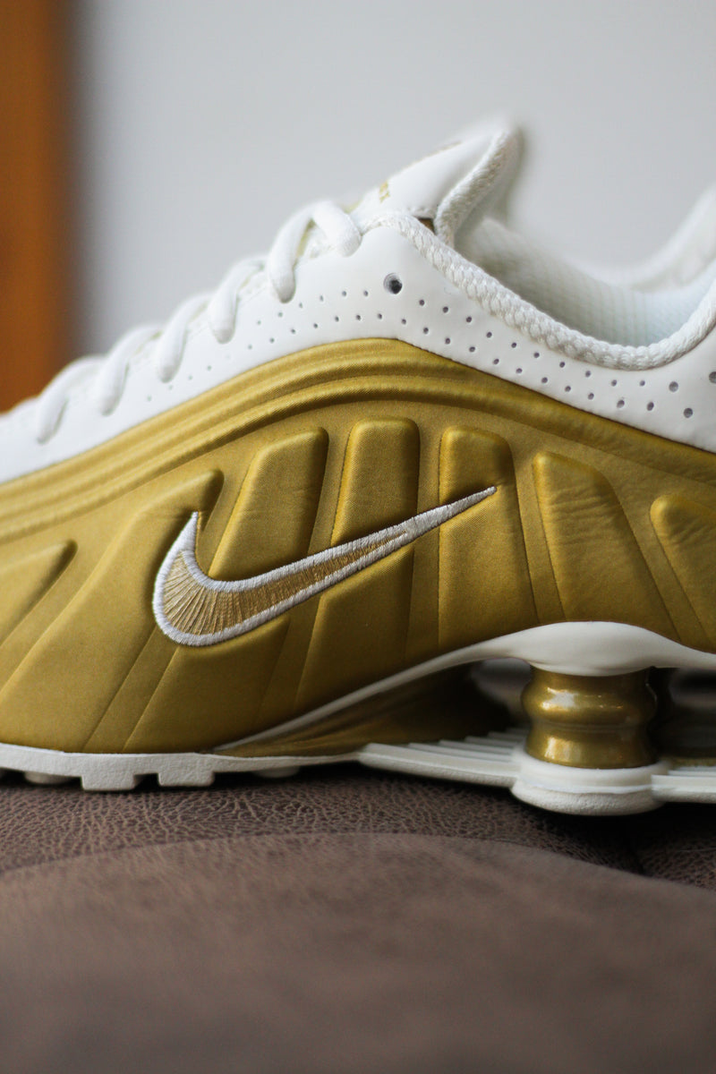 W NIKE SHOX R4 "SOFT PEARL/METALLIC GOLD"