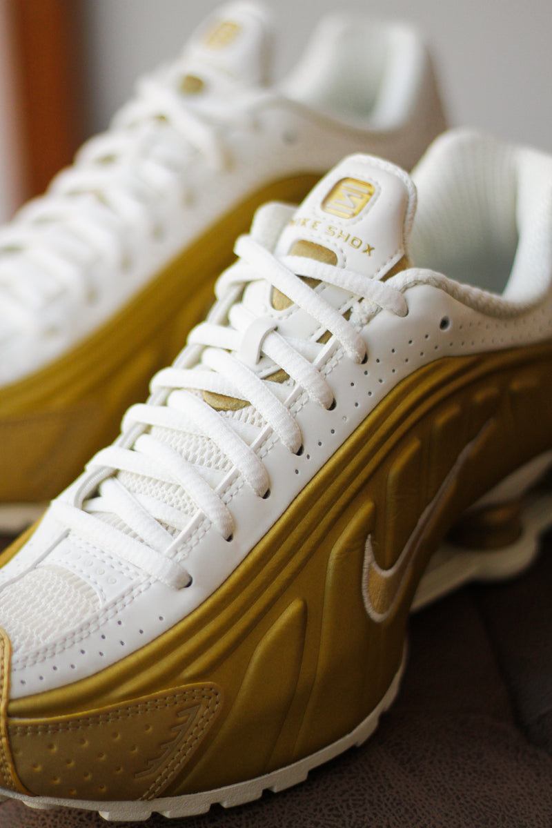 W NIKE SHOX R4 "SOFT PEARL/METALLIC GOLD"