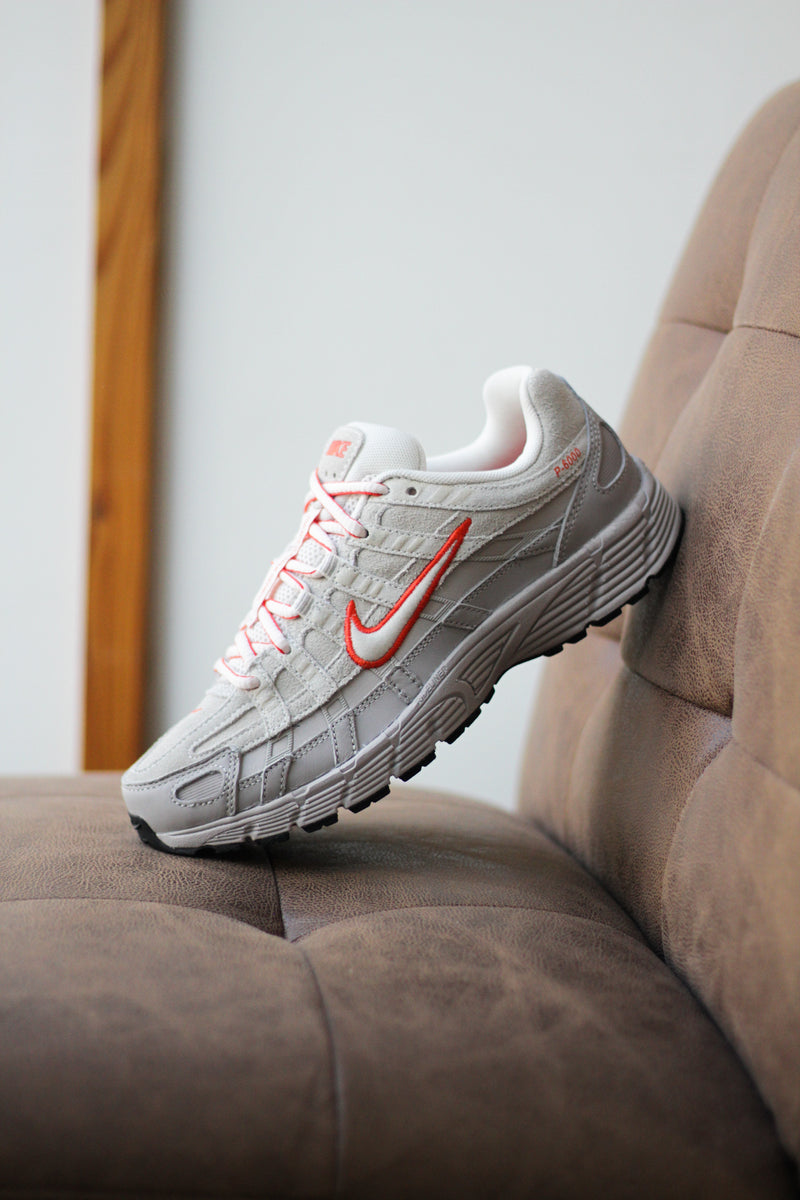 NIKE P-6000 PRM "PHANTOM/PICANTE RED-COLLEGE GREY-BLACK"