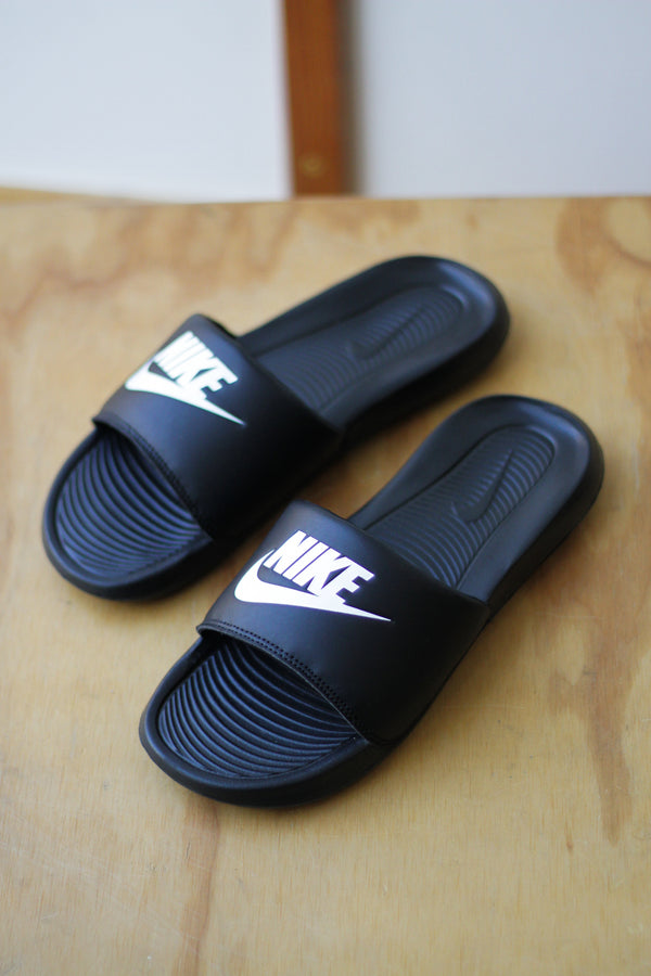 W NIKE VICTORI ONE "BLACK/WHITE-BLACK"