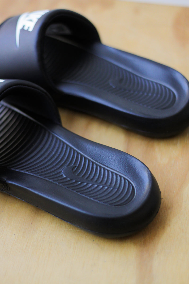 W NIKE VICTORI ONE "BLACK/WHITE-BLACK"