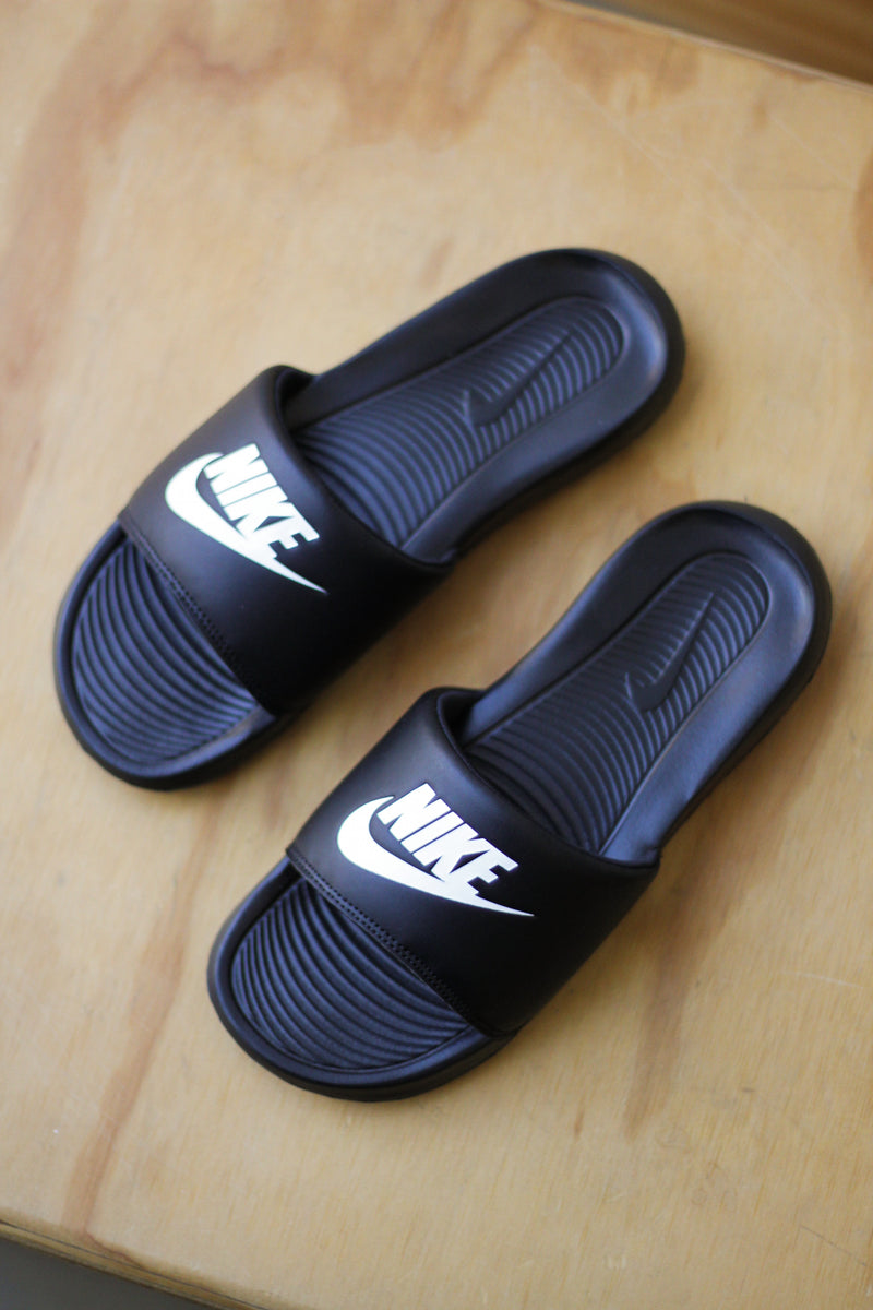 W NIKE VICTORI ONE "BLACK/WHITE-BLACK"