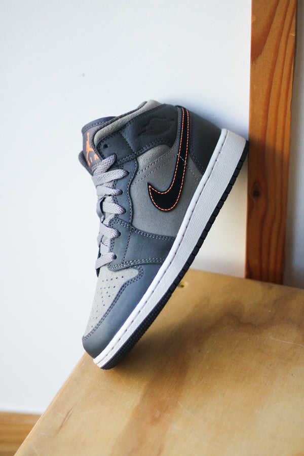 AIR JORDAN 1 MID SE BG (GS) "NIGHT STADIUM"