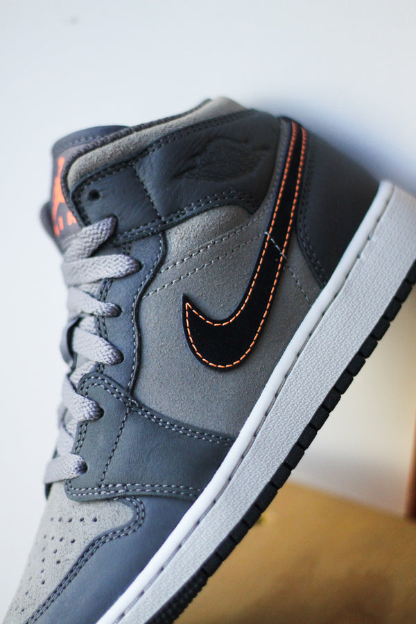 AIR JORDAN 1 MID SE BG (GS) "NIGHT STADIUM"