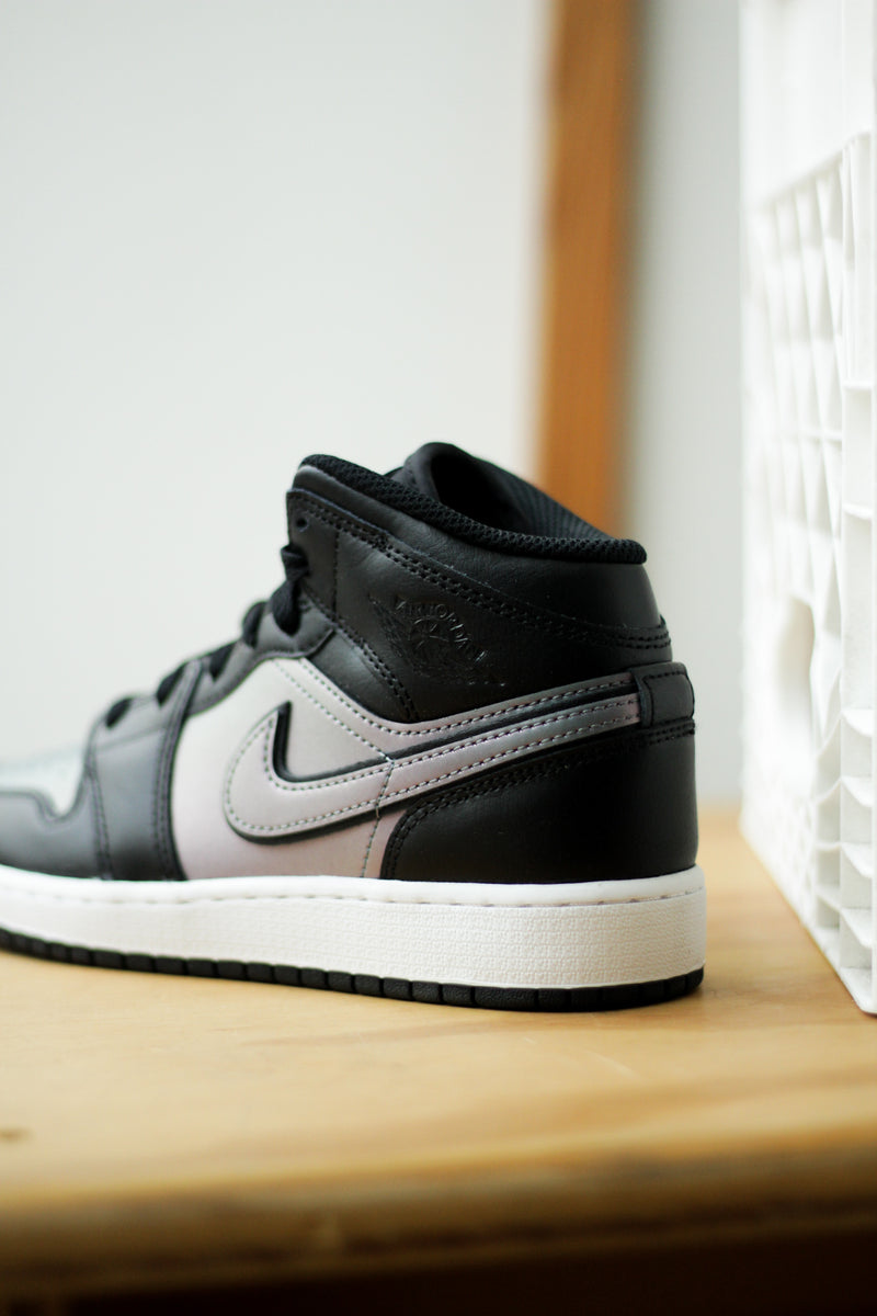 AIR JORDAN 1 MID SE (GS) "BLACK/BLACK-WHITE"