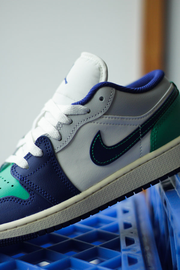 AIR JORDAN 1 LOW (GS) "SAIL/DEEP ROYAL BLUE-STADIUM GREEN"