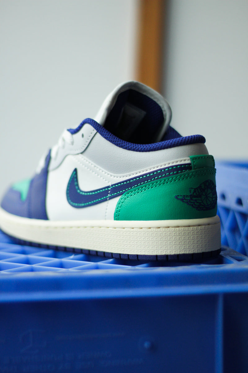 AIR JORDAN 1 LOW (GS) "SAIL/DEEP ROYAL BLUE-STADIUM GREEN"