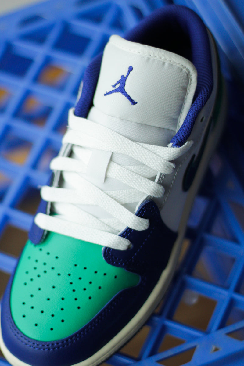 AIR JORDAN 1 LOW (GS) "SAIL/DEEP ROYAL BLUE-STADIUM GREEN"