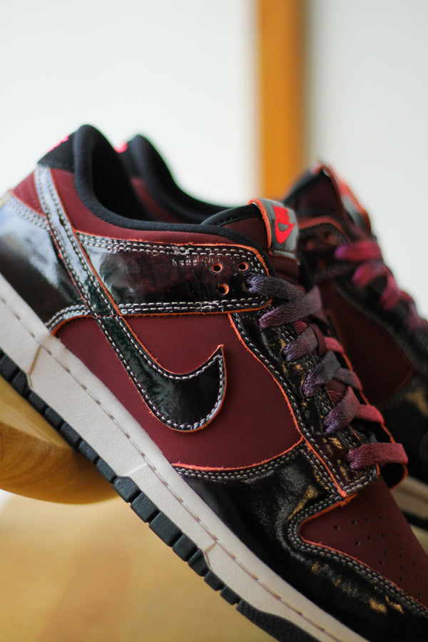 NIKE DUNK LOW RETRO SE "DARK TEAM RED/SOLAR RED-BLACK-SILT RED"