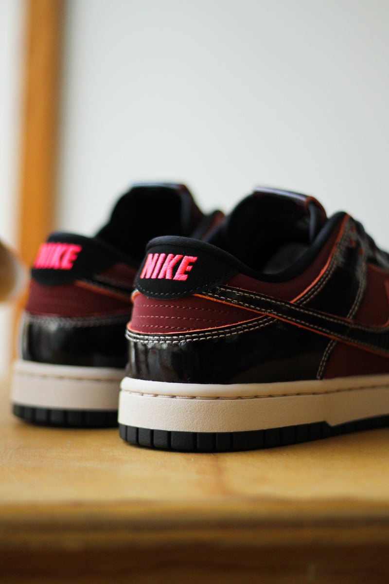 NIKE DUNK LOW RETRO SE "DARK TEAM RED/SOLAR RED-BLACK-SILT RED"