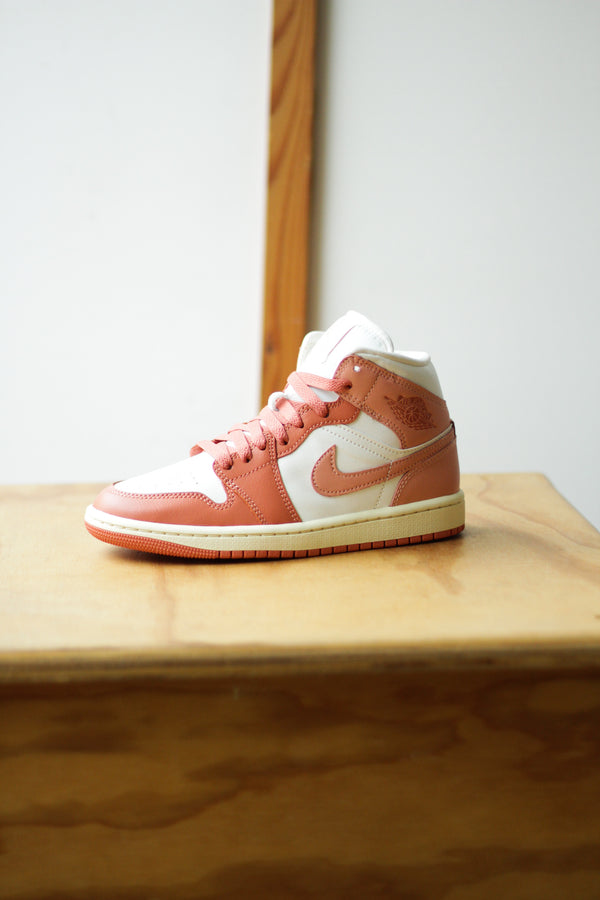 W AIR JORDAN 1 MID "SAIL/LT MADDER ROOT-MADDER ROOT-MUSLIN"