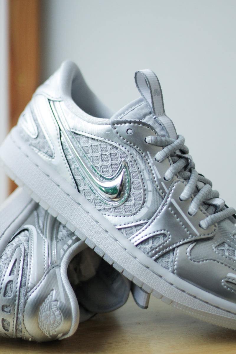 W AIR JORDAN 1 LOW METHOD OF MAKE "NEUTRAL GREY/METALLIC SILVER-WHITE"