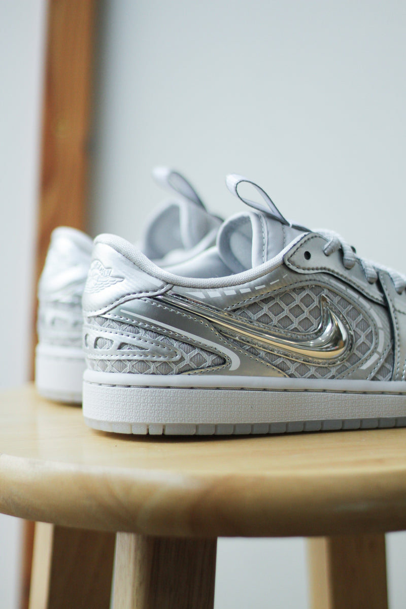 W AIR JORDAN 1 LOW METHOD OF MAKE "NEUTRAL GREY/METALLIC SILVER-WHITE"