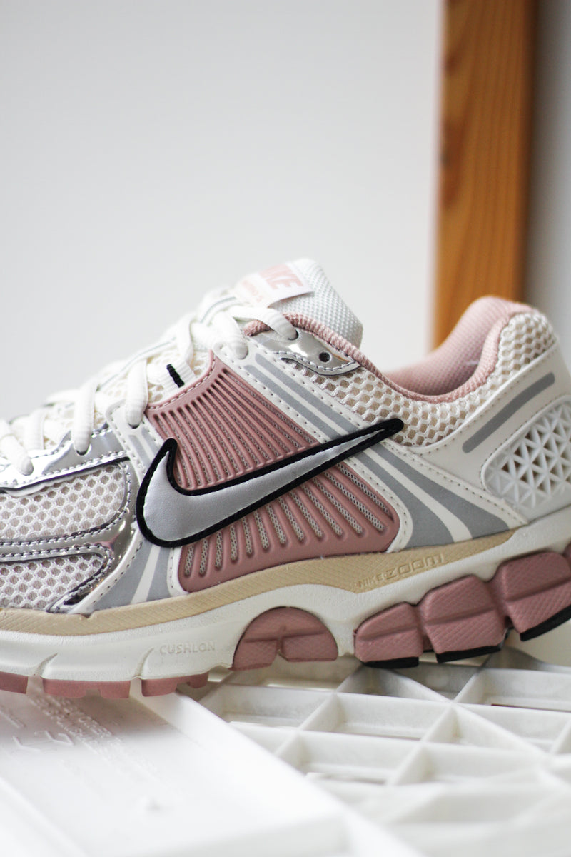 W NIKE ZOOM VOMERO 5 "SAIL/SAIL-PEARL WHITE-PARTICLE PINK"