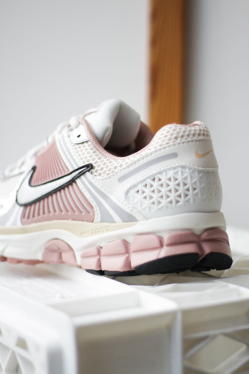 W NIKE ZOOM VOMERO 5 "SAIL/SAIL-PEARL WHITE-PARTICLE PINK"