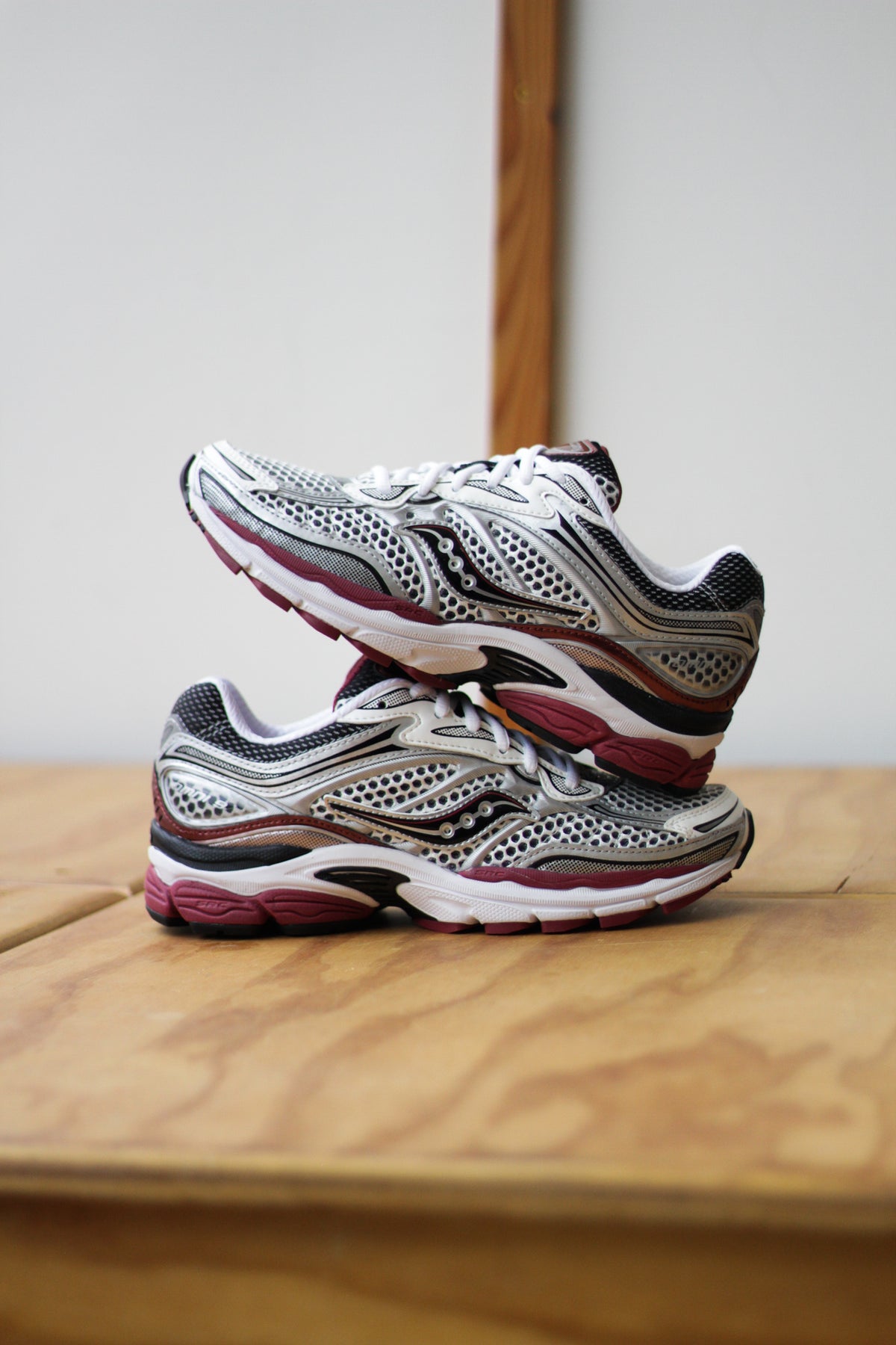 Saucony Progrid Omni 9 OG White Silver Red S70739-1 Men\'s Size 9.5 NEW Saucony Mens Progrid Omni 9 Shoes main image 4