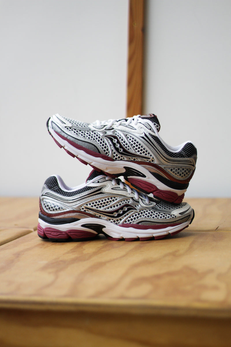 SAUCONY PROGRID OMNI 9 "SILVER/RED"