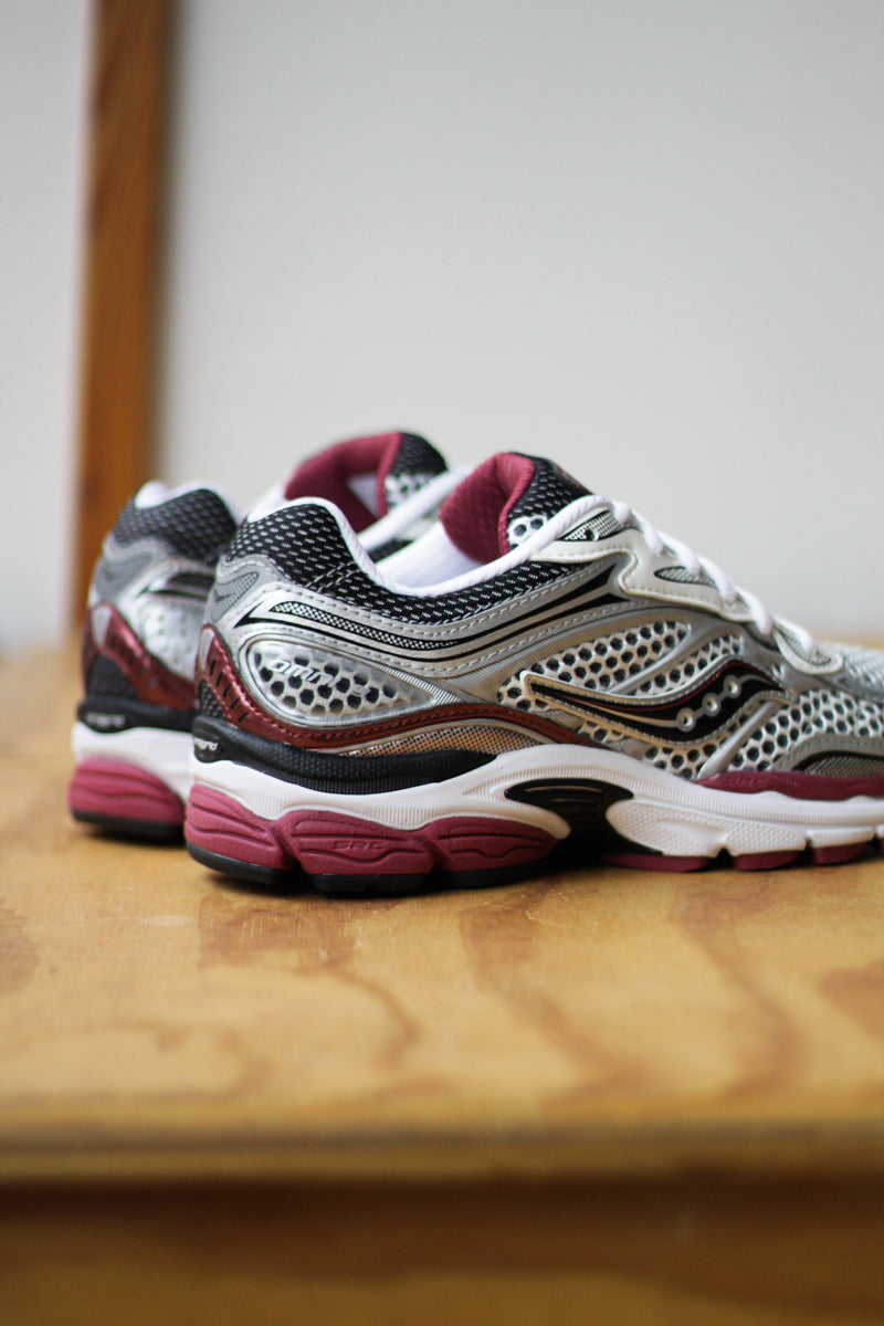 SAUCONY PROGRID OMNI 9 "SILVER/RED"