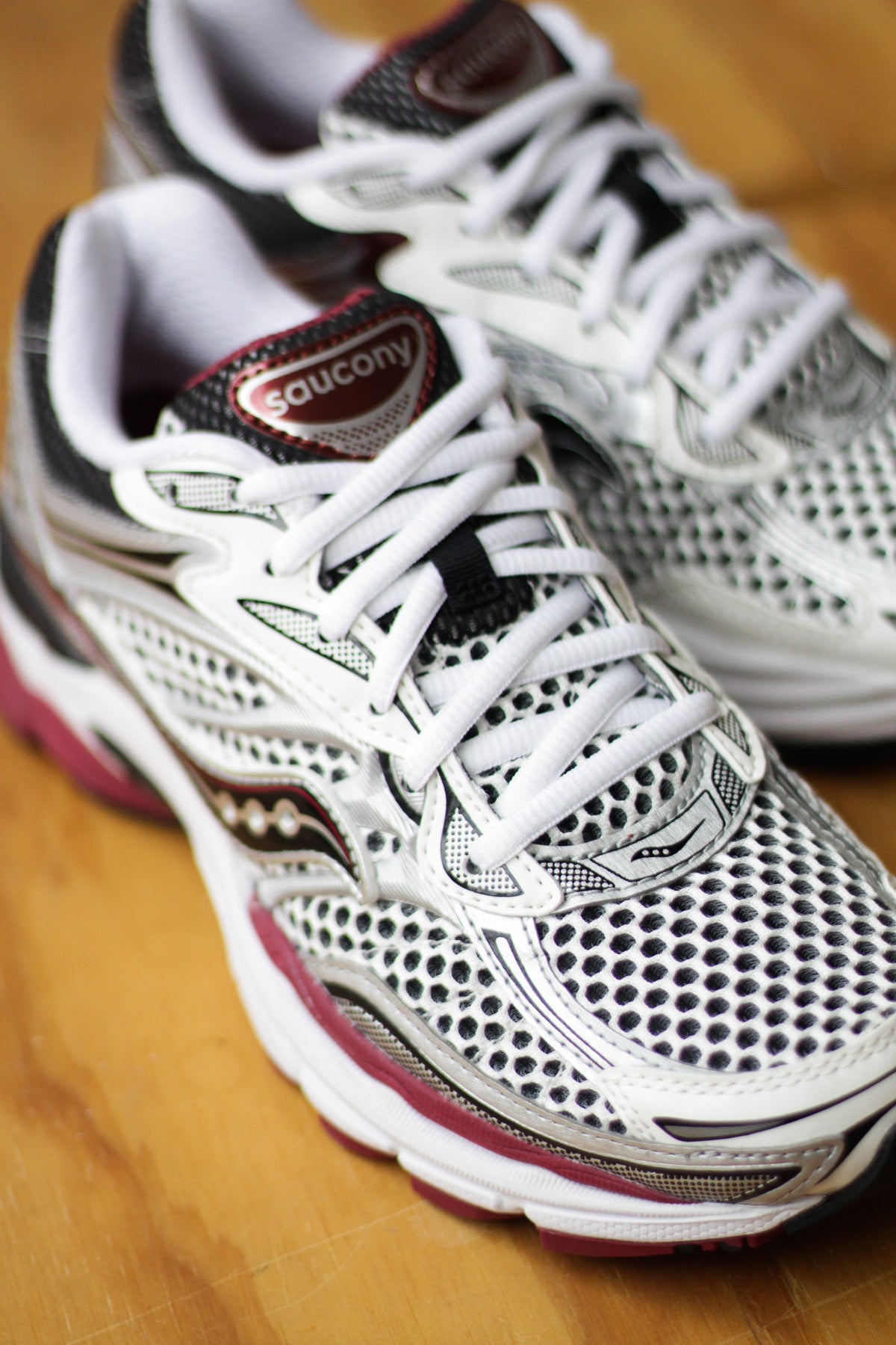 Saucony Progrid Omni 9 OG White Silver Red S70739-1 Men\'s Size 9.5 NEW Saucony Mens Progrid Omni 9 Shoes main image 3