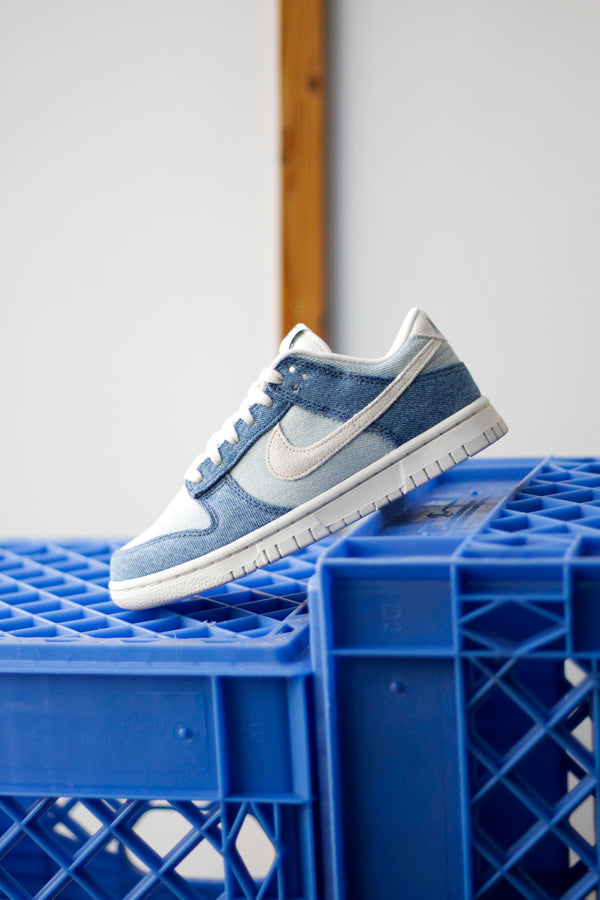 W NIKE DUNK LOW "SMOKEY BLUE/PALE IVORY-DENIM TURQ-OCHRE"