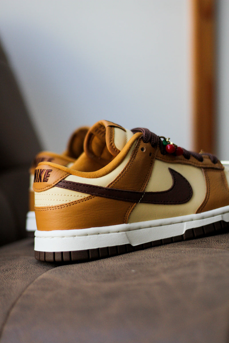 W NIKE DUNK LOW SE "DESERT OCHRE/FAUNA BROWN-PALE VANILLA"