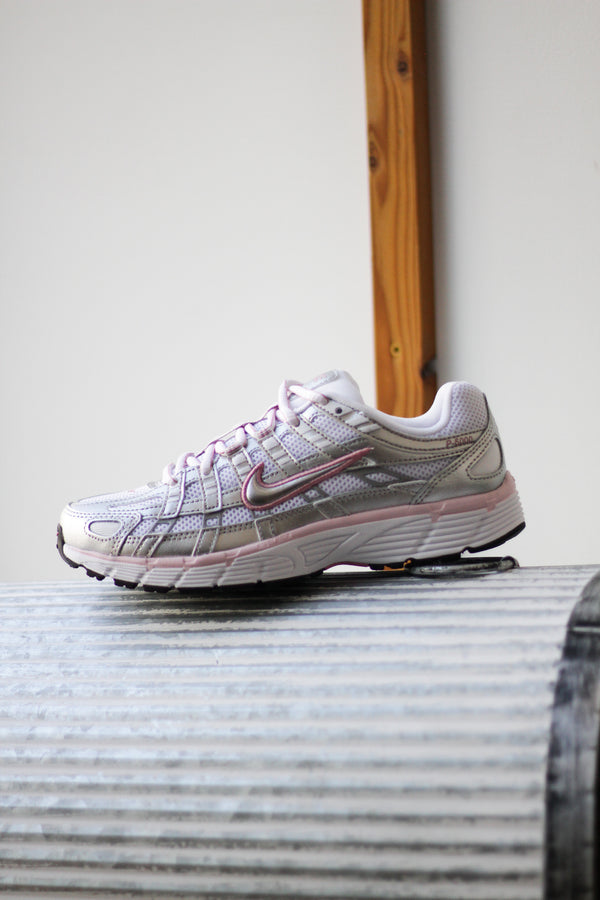 W NIKE P-6000 "WHITE/METALLIC SILVER-ELEMENTAL PINK"