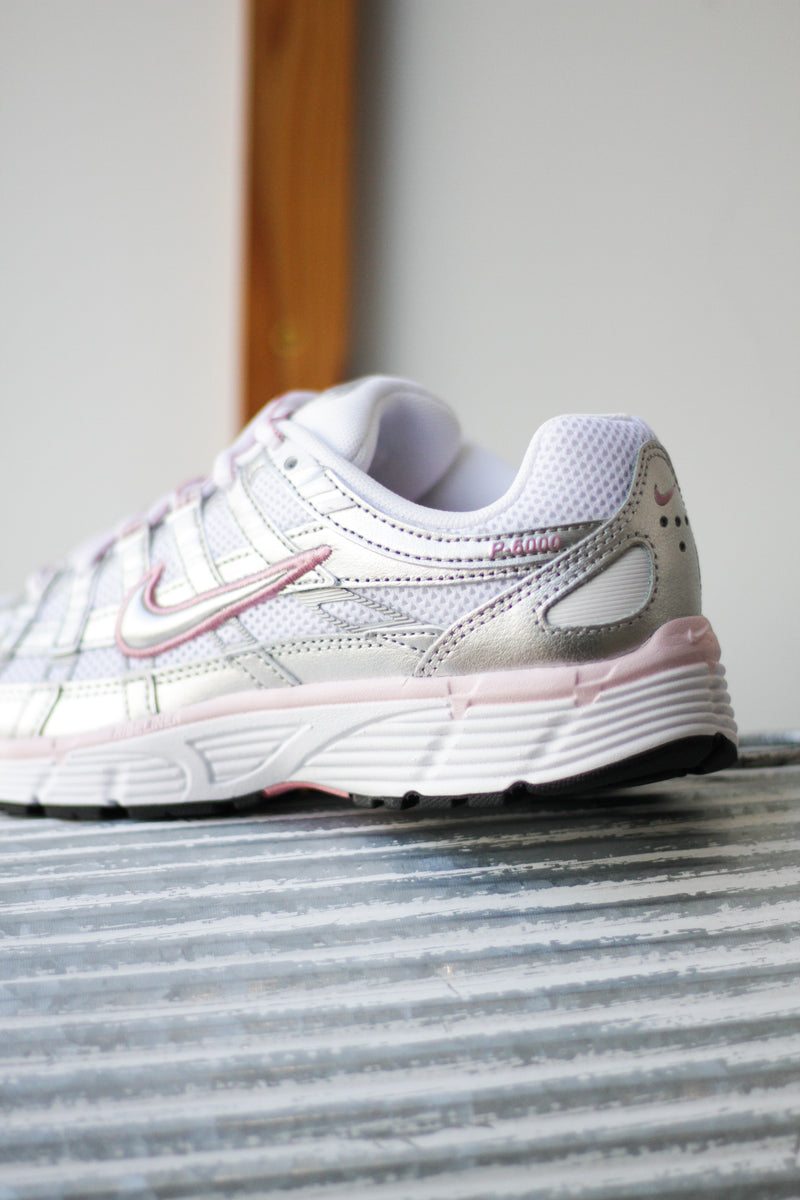 W NIKE P-6000 "WHITE/METALLIC SILVER-ELEMENTAL PINK"
