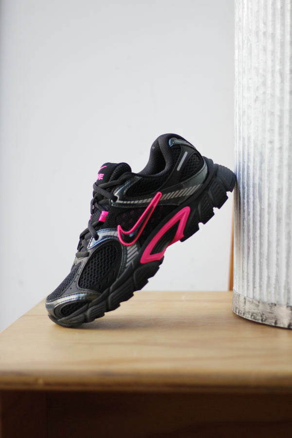 W NIKE V5 RNR "BLACK/BLACK-DK SMOKE GREY-PINK BLAST"