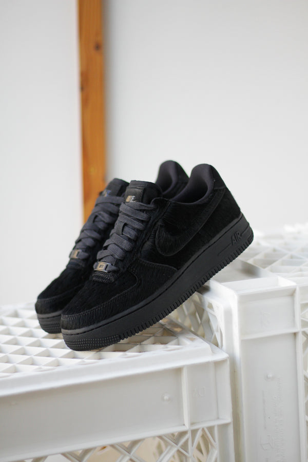 W NIKE AIR FORCE 1 '07 "BLACK/BLACK-OFF NOIR"
