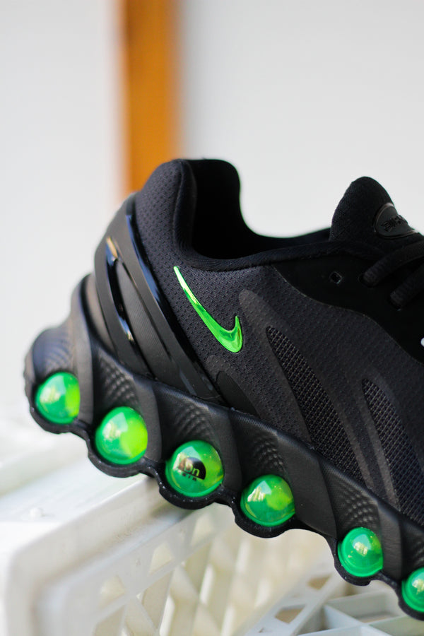 NIKE AIR MAX DN8 "BLACK/GREEN STRIKE-DK SMOKE GREY-BLACK"