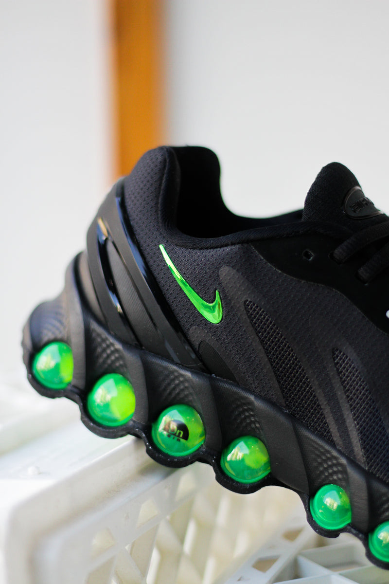 NIKE AIR MAX DN8 "BLACK/GREEN STRIKE-DK SMOKE GREY-BLACK"