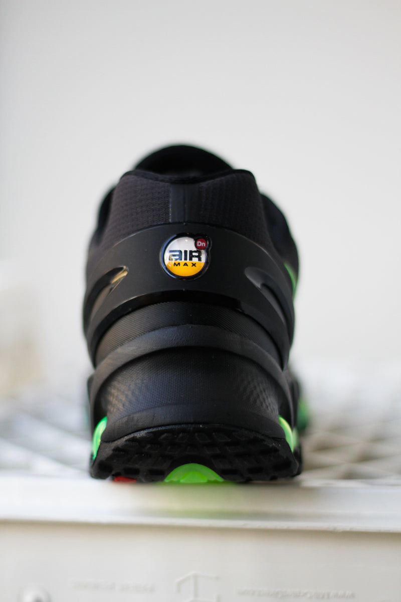 NIKE AIR MAX DN8 "BLACK/GREEN STRIKE-DK SMOKE GREY-BLACK"