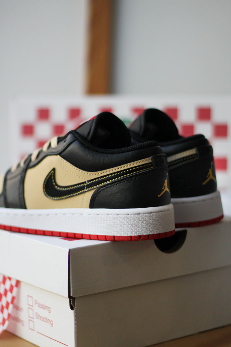 AIR JORDAN 1 LOW SE (GS) "SESAME/BLACK-FIRE RED-WHITE"